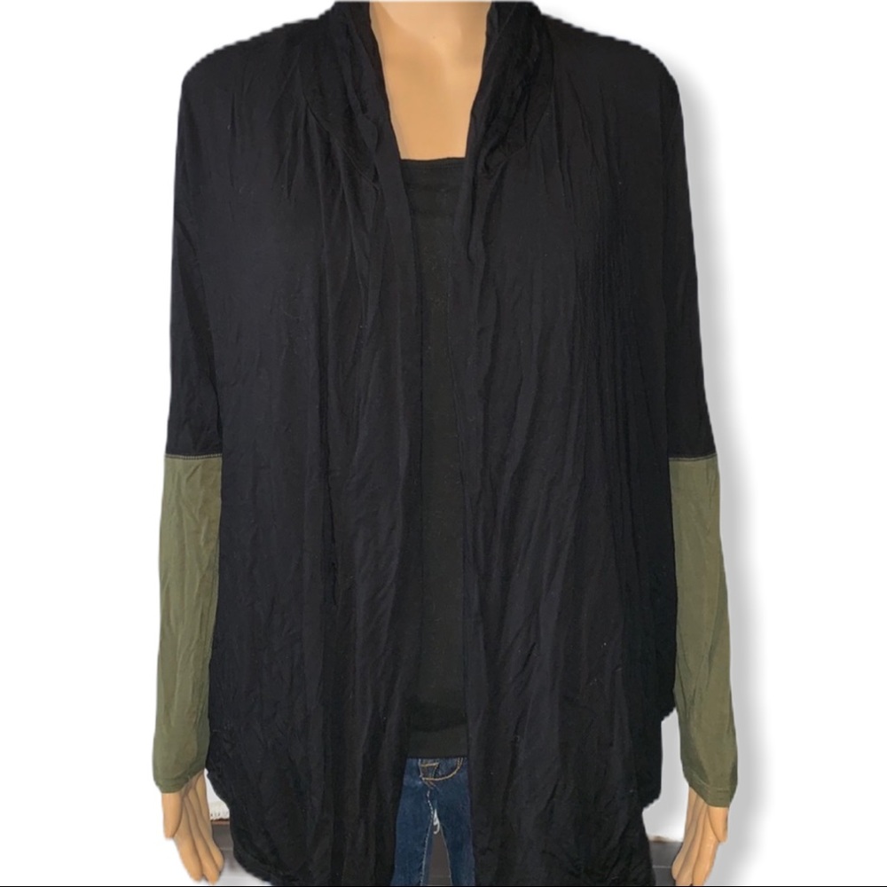 💕3/$25‼️💕BLACK/GREEN CARDIGAN